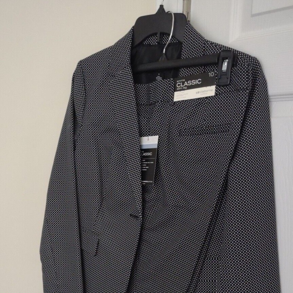 LIZ CLAIBORNE Black and White Geo Suit